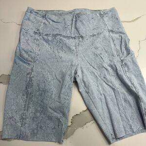 Lululemon biker shorts with pockets